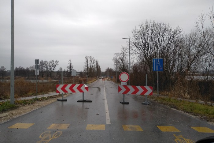 Tönkrement az út a botrányosan hosszúra nyúló hídfelújítás miatt