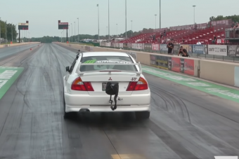 Nézni is élmény ahogy ez az 1400 lóerős Lancer EVO letudja a negyed mérföldet