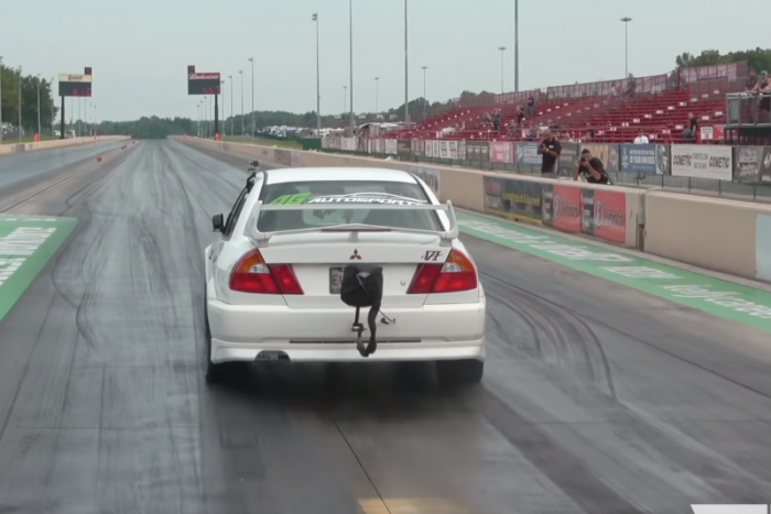 Nézni is élmény ahogy ez az 1400 lóerős Lancer EVO letudja a negyed mérföldet