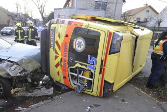 Felborult egy mentőautó Budapesten - fotó