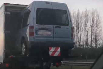 Kilógott egy furgon egy teherautóból az M5-ösön, és volt még ott más is