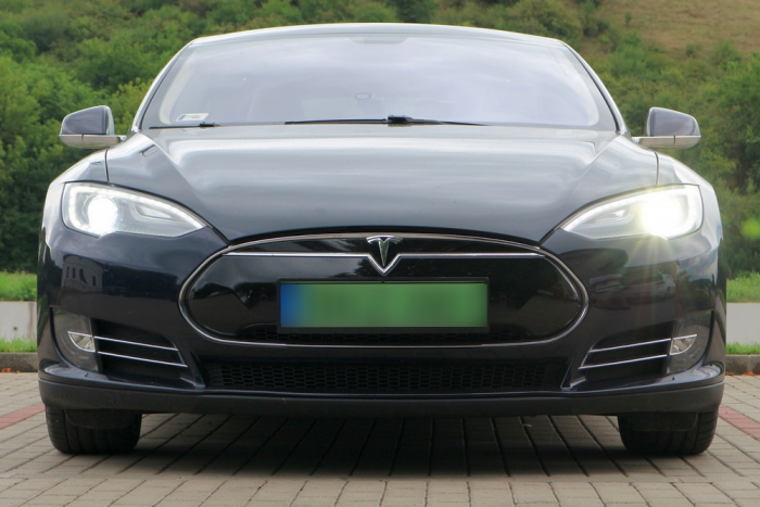 Utólag iktatta ki a Tesla egy használt autójából a vezetéssegédet