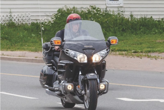 Százéves motoros bizonyítja, hogy az életkor csak egy szám