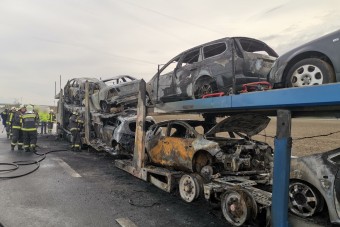 Nyolc autót szállító tréler lángolt az M86-oson