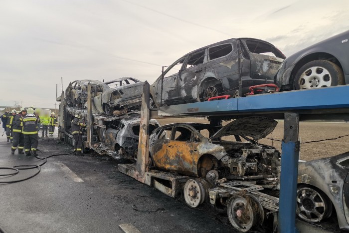 Nyolc autót szállító tréler lángolt az M86-oson