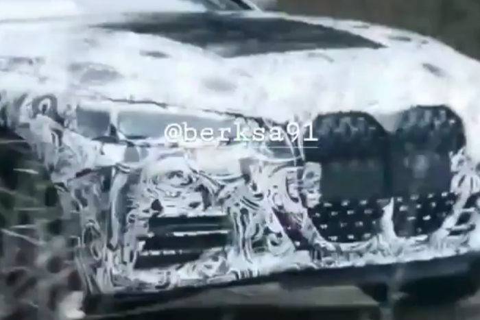 A való életben lesték meg a BMW M4 hatalmas veséit