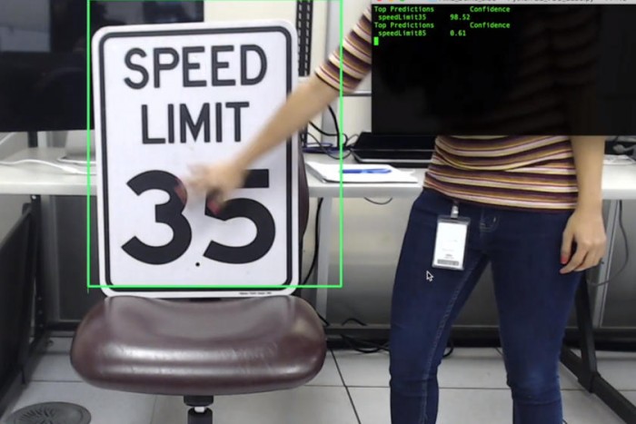 Öt centi ragasztószalaggal átverhető a Tesla 2