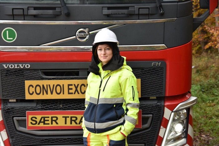 Rengetegen nézik a kamionosként videózó szőke lengyel hölgyet 1