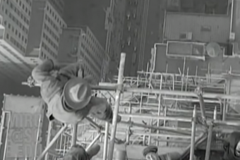 Izzasztó látvány, ahogy ezek az építőmunkások egy felhőkarcolón védőfelszerelés nélkül dolgoznak