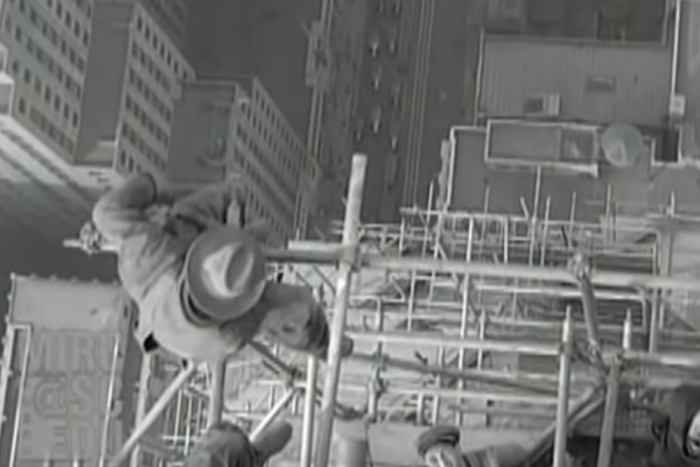 Izzasztó látvány, ahogy ezek az építőmunkások egy felhőkarcolón védőfelszerelés nélkül dolgoznak