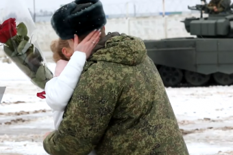 16 tankkal kérte meg barátnője kezét az orosz baka