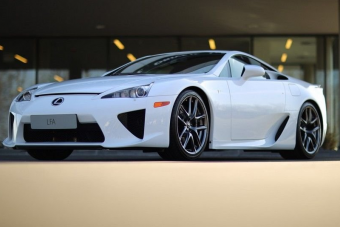 Eladó lett Paris Hilton luxus-Lexusa, garantáltan nem taposta ki a belét