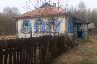 Ilyen egy öreg viskó belülről Csernobil mellett