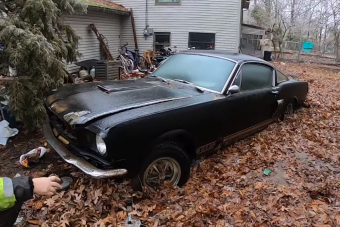 Egy marék rozsda maradt ebből az autóból, mégis megmentik, mert legenda