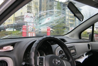 Vascső repült az autós szélvédőjébe