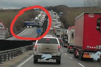 Teljes útzár az M1-esen, megbénult a pálya