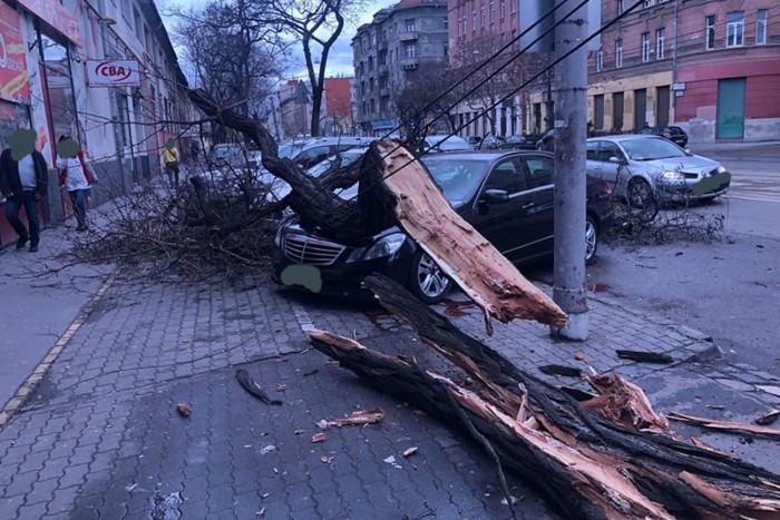 Fotókon az országra lecsapó, kamionokat borogató vihar 3 Fotókon az országra lecsapó, kamionokat borogató vihar 3