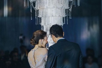 Különleges tortával nyűgözték le a násznépet a friss házasok