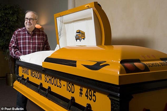 Iskolabusz-sárga koporsóban temették el a buszsofőrt 1