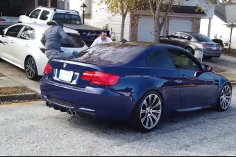 Megvette álomautóját, amit az eladó garázsából kiguruló Toyota tört totálkárosra