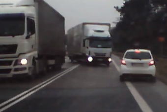 Egy ügyes sofőr így kerüli el a súlyos balesetet