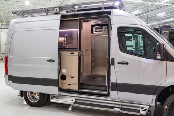 Mindennek megvan a helye ebben a Mercedes lakóautóban