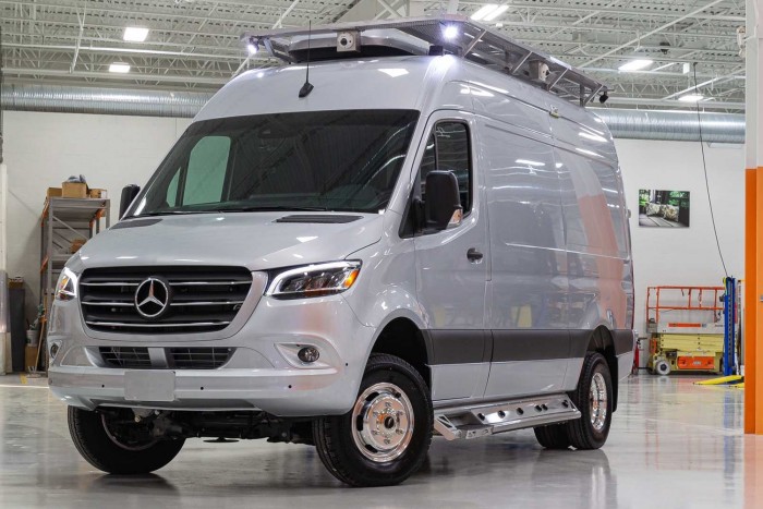 Mindennek megvan a helye ebben a Mercedes lakóautóban 6