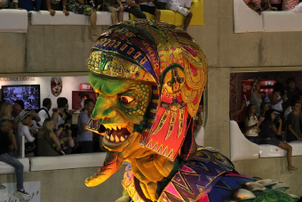 Robotokkal lép fel az egyik szambaiskola a riói karneválon