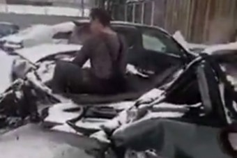 Ritka látvány egy ilyen kilapított autóroncs mozgásban