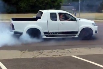 Pusztító német V8-as került ebbe a Toyota Hiluxba