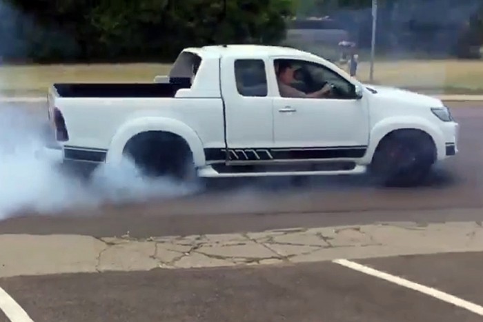 Pusztító német V8-as került ebbe a Toyota Hiluxba