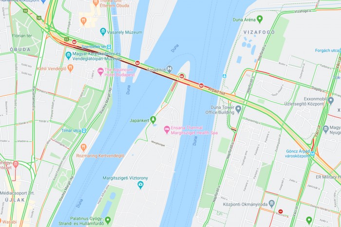 Sínekre hajtott egy autó az Árpád hídon, nagy a torlódás 1 | Vezess Sínekre hajtott egy autó az Árpád hídon, nagy a torlódás 1