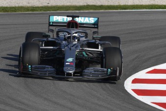 F1: Videón a Mercedes idei trükkje, padlón a riválisok