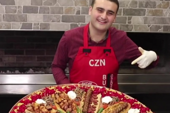 Gigantikus adagjairól és örök mosolyáról híres ez a török szakács