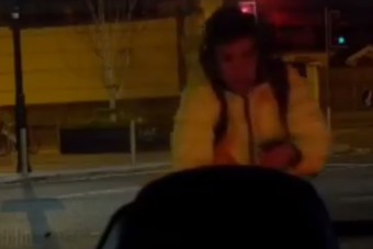 Ahogy a mobilozó bringás szétfejeli az ablakot, az elég elrettentő