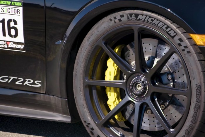 350 felett száguld ez a brutális Porsche 911-es