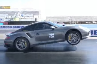 Nézd meg, ahogy két kerékre ágaskodik az 1000 lovas Porsche!