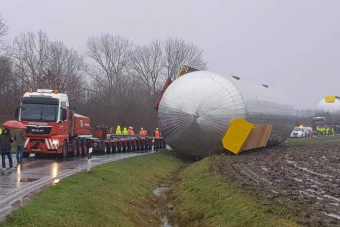 430 tonna borult fel, katasztrófával ért véget a túlméretes szállítás
