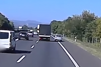 Két irányból indított támadást egy dühös autós az M3-ason