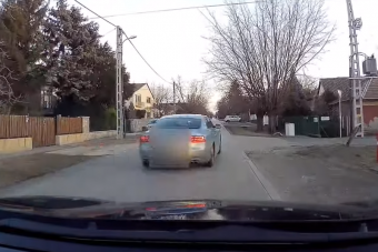 Egy ilyen előzés nemcsak veszélyes, de értelmetlen is