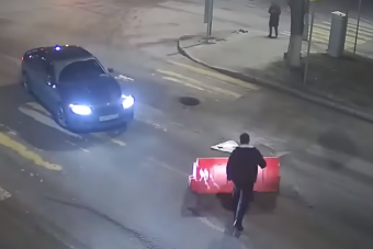 Bohózat egy percben: autósok, melósok és az a szemét forgalomterelő elem