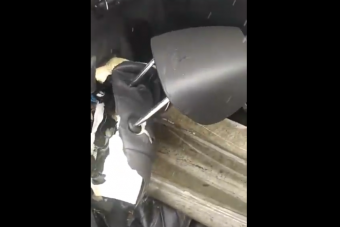 Végig felnyársalta a szalagkorlát az autót