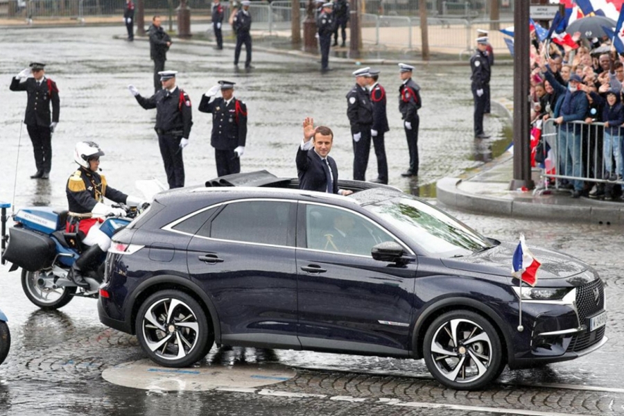 Lerobbant a francia elnök alatt a páncélozott Renault Espace 3