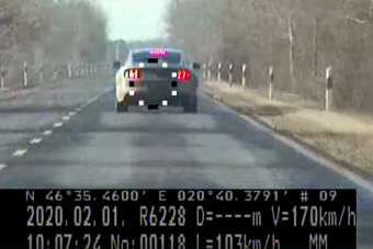 A civil rendőrautók bárhol lecsaphatnak, ezt a gyorshajtó Mustangot Orosházánál kapták el