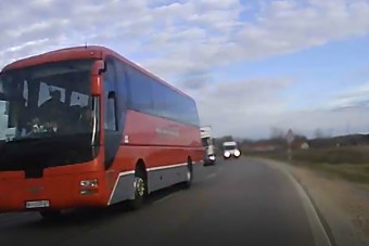 Szimpatikusat előzött egy kisbusz az 53-ason, a bringás előtt lepergett az élete