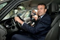 Lerobbant a francia elnök alatt a páncélozott Renault Espace 7