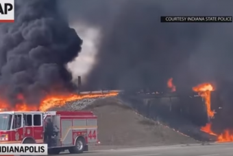 Felborult a tanker, lángoló pokol lett az autópálya