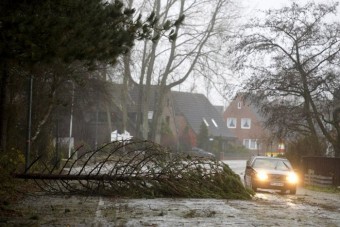 Óriási a szél az utakon, veszélyben a hazai autósok