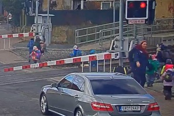 Kisgyerekeket tereltek át a síneken a pirosnál