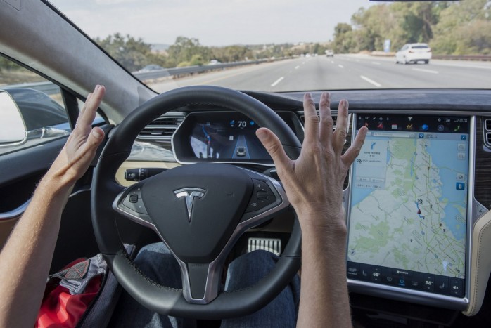 Ingyen hamburgert osztogat a gyorsétteremlánc a Tesla hibája miatt